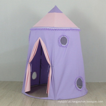 Crianças brincando ao ar livre em tenda teepee kids yurt